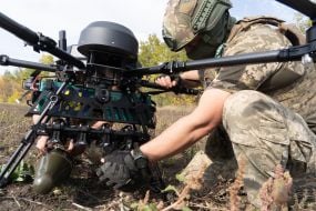 Отработка военными управления БпЛА «Vampire» со сбросами боеприпасов