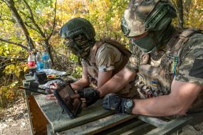 Отработка военными управления БпЛА «Vampire» со сбросами боеприпасов
