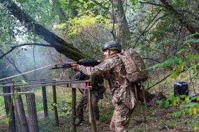 Новобранцы 115 ОМБр преодолевают полосу препятствий