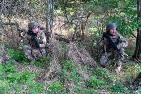 Новобранцы 115 ОМБр преодолевают полосу препятствий