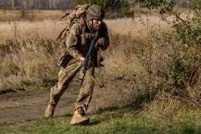 Новобранец 115 ОМБр преодолевает полосу препятствий