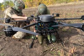Отработка военными управления БпЛА «Vampire» со сбросами боеприпасов