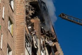 Удар РФ по многоэтажке в Харькове