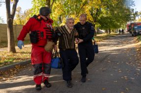 Пожилой мужчина, пострадавший в результате обстрела РФ многоэтажки