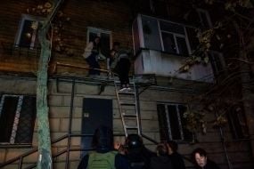 Евакуація людей із постраждалого від російського удару житлового будинку
