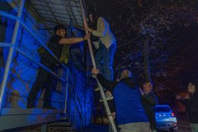 Евакуація людей із постраждалого від російського удару житлового будинку