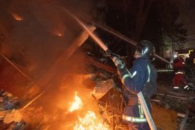 Рятувальники під час ліквідації пожежі у житловому будинку