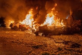 Палаючі автомобілі після ракетної атаки в Харкові