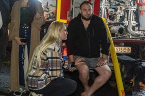 Місцеві мешканці біля пожежного автомобіля