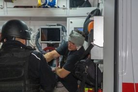 Постраждалий у автомобілі швидкої допомоги