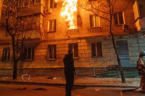 Пожежа у житловому будинку після ракетної атаки у Харкові