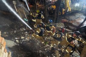 Рятувальники під час ліквідації пожежі у житловому будинку