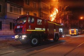 Пожежа у житловому будинку після ракетної атаки у Харкові