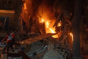 Пожежа у житловому будинку після ракетної атаки у Харкові