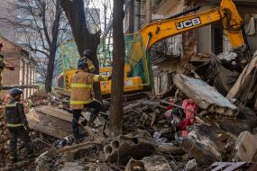 Спасатели разбирают завалы разрушенного жилого дома