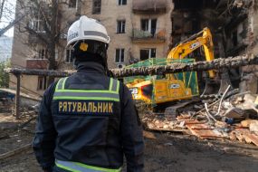 Спасатели разбирают завалы разрушенного жилого дома