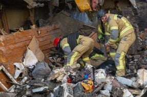 Спасатели разбирают завалы разрушенного жилого дома