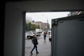 Первое мобильное укрытие возле остановки общественного транспорта в Киеве