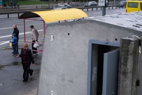 Первое мобильное укрытие возле остановки общественного транспорта в Киеве