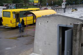 Первое мобильное укрытие возле остановки общественного транспорта в Киеве