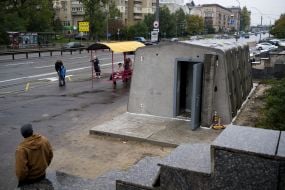 Первое мобильное укрытие возле остановки общественного транспорта в Киеве