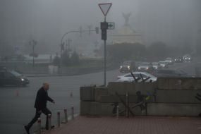 Граффити британского уличного художника Бэнкси на Майдане Незалежности в Киеве