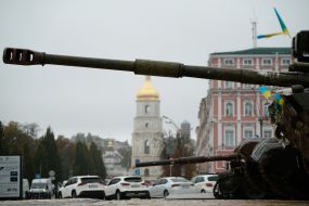 Пошкоджена та трофейна російська військова техніка в Києві