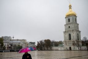 Перехожа із парасолькою біля Національної заповідника «Софія Київська»