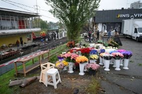 Flower sales near the Chernihivska metro station, which was damaged in a ballistic missile strike