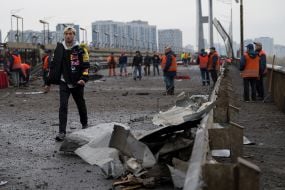 Последствия российского удара по Южному мосту в Киеве