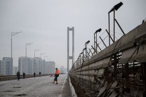 Наслідки російського удару по Південному мосту в Києві