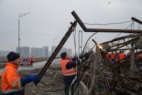 Наслідки російського удару по Південному мосту в Києві