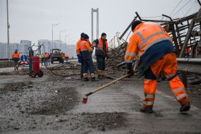 Наслідки російського удару по Південному мосту в Києві