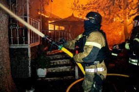 Спасатели тушат пожар после российской атаки