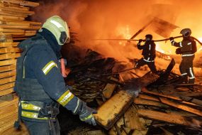 Спасатели тушат пожар после российской атаки