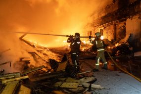 Спасатели тушат пожар после российской атаки