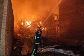 Спасатели тушат пожар после российской атаки