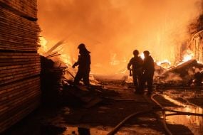 Спасатели тушат пожар после российской атаки