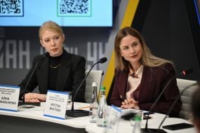 Аліна Коновальченко, Крістіна Мікулова