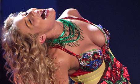 Тина Кароль в Афинах станцевала на столе и продала свое платье