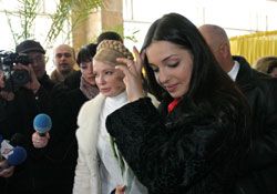 Юлия и Евгения Тимошенко ждут очереди, чтобы проголосовать