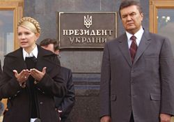 Тимошенко и Янукович дают интервью после встречи с  Президентом Украины. Киев, 11 апреля