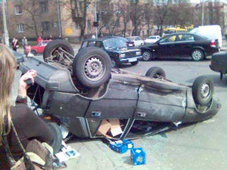 У Києві вщент розбилася іномарка (фото)