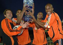 Бразильцы празднуют победу ”Шахтера” в финальном дополнительном матче Чемпионата Украины по футболу. Кривой Рог, 14 мая