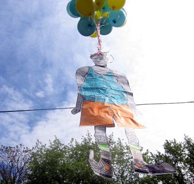 Еханурова запустили “в космос” в оранжевых трусах