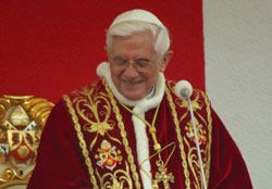 Бенедикт XVI продолжил традицию, по которой ели доставляются в Ватикан из разных стран мира