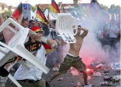 Як побилися англійські та німецькі вболівальники (фото)