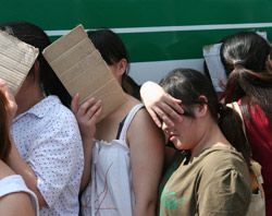 Незаконные мигранты из Китая в статусе депортированных покидают украинскую землю. Бориспольский международный аэропорт, 26 июня