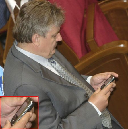 Какими мобилками пользуются народные депутаты (фоторепортаж)