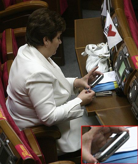 Какими мобилками пользуются народные депутаты (фоторепортаж)